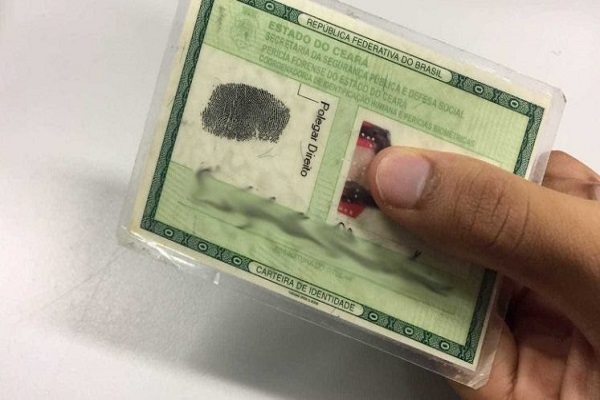 rg com rosto tampado representando transfobia no documento