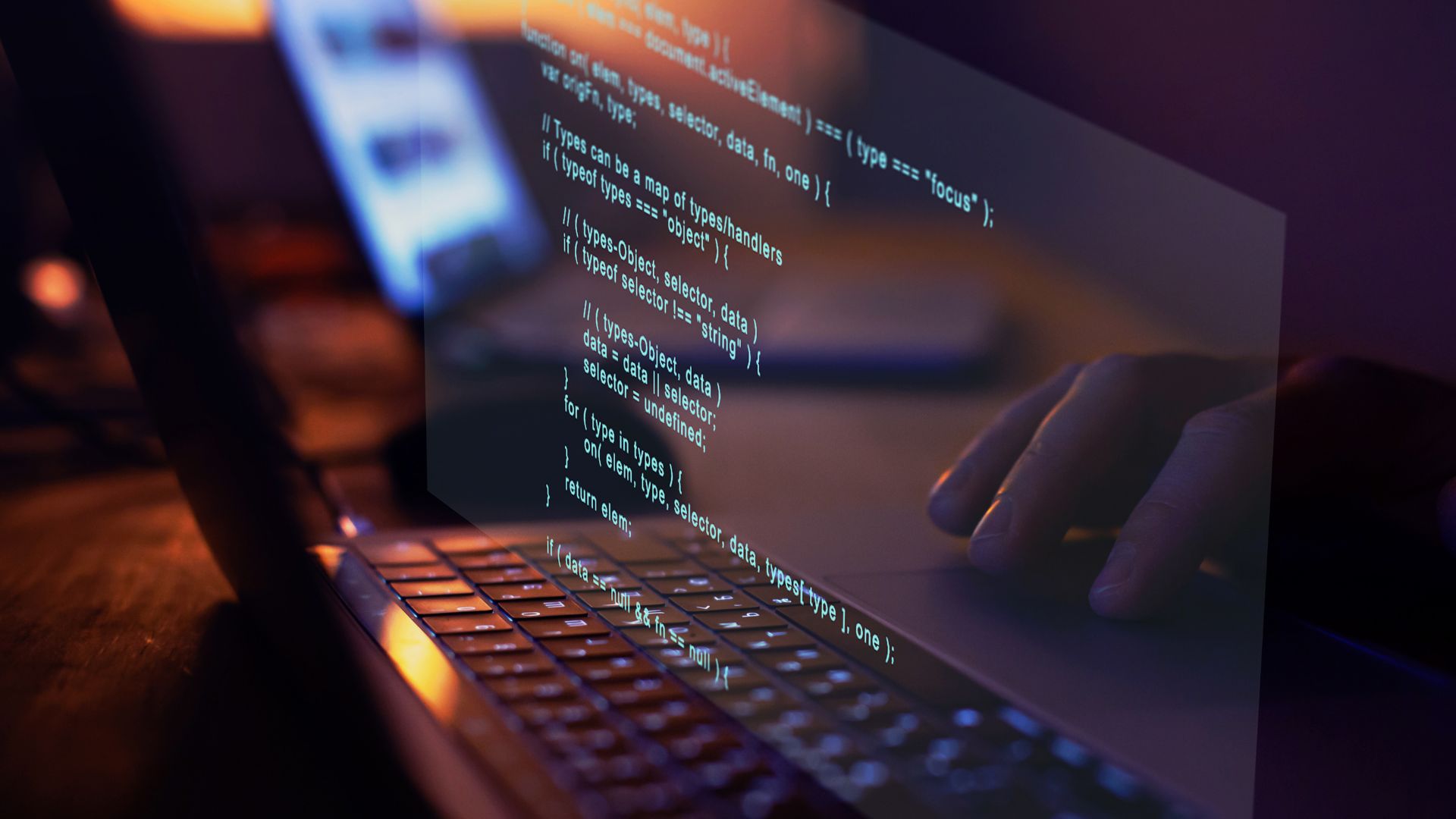 Mãos digitando em notebook com código sobreposto, à noite